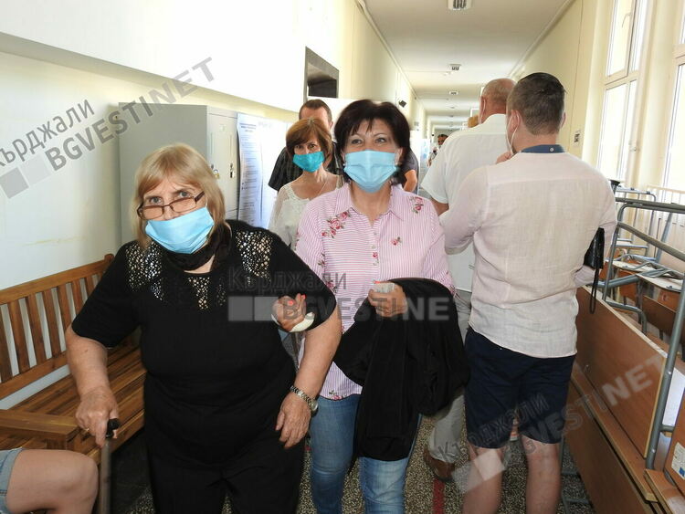 Кърджалийци излязоха да гласуват по хладното, образуваха се опашки