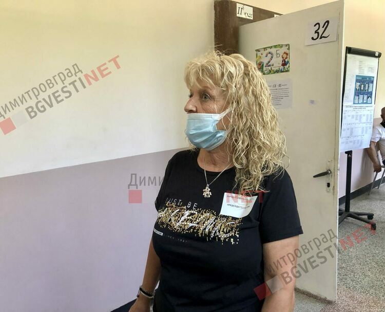 В 2 секции в Димитровградска община машините отказаха и се премина на хартиени бюлетини