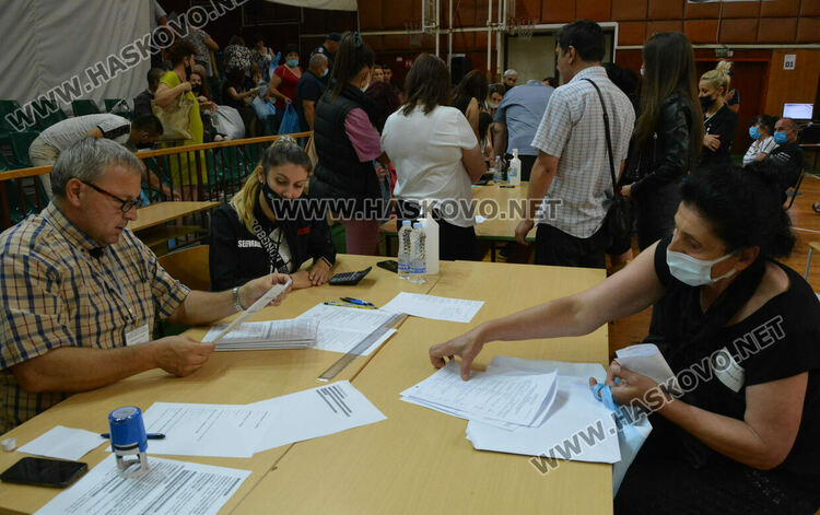 Подвижна секция първа подаде бюлетините в Хасково