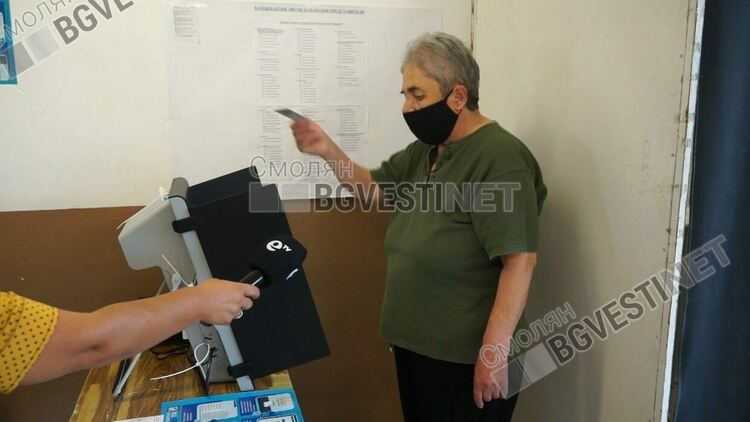 Гласуването с машини - по-бързо, възрастни хора се затрудняват