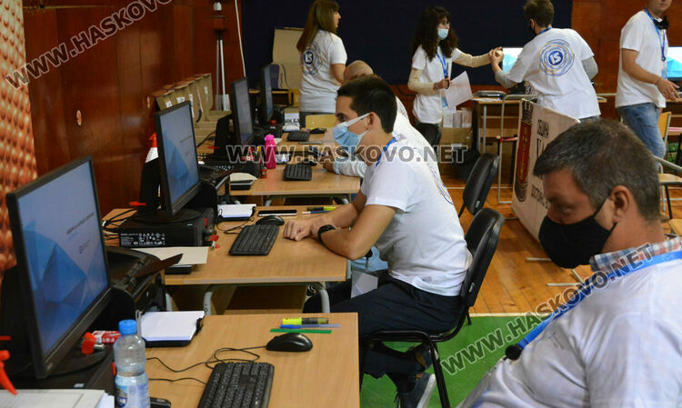 Подвижна секция първа подаде бюлетините в Хасково