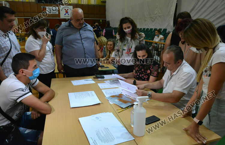 Подвижна секция първа подаде бюлетините в Хасково