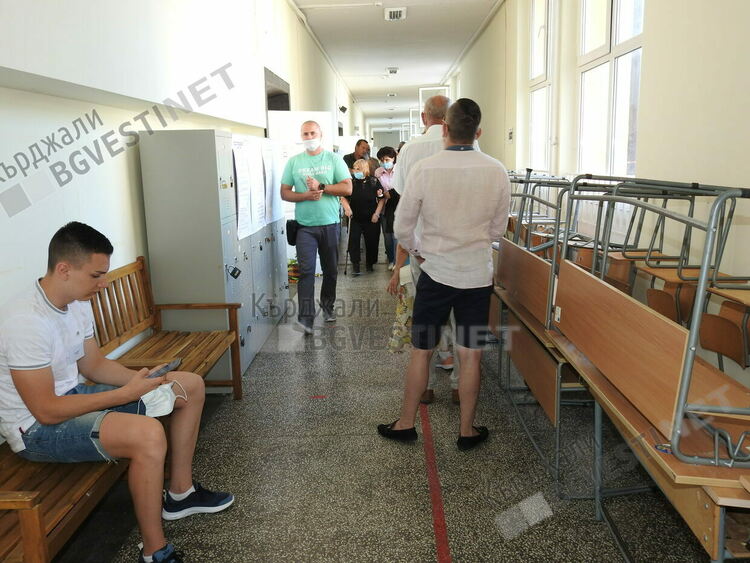 Кърджалийци излязоха да гласуват по хладното, образуваха се опашки