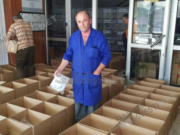 Общинат разпределя дезинфекционните материали за секциите