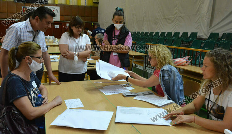 Подвижна секция първа подаде бюлетините в Хасково