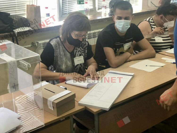 В 2 секции в Димитровградска община машините отказаха и се премина на хартиени бюлетини