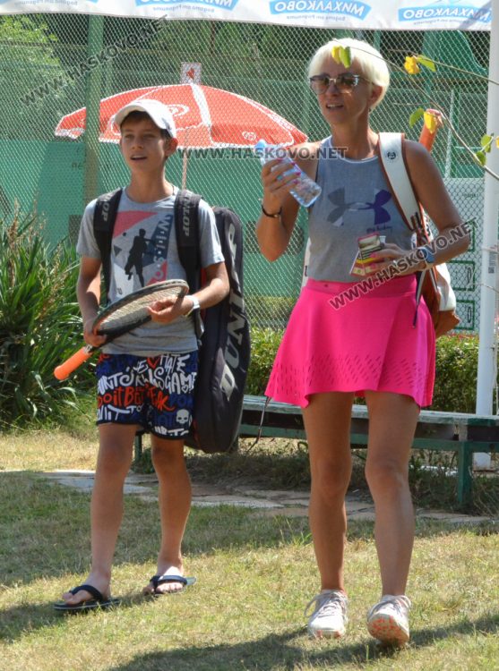 Позитивни и усмихнати Нана Гладуиш и съпругът й подкрепят сина си на кортовете в Хасково