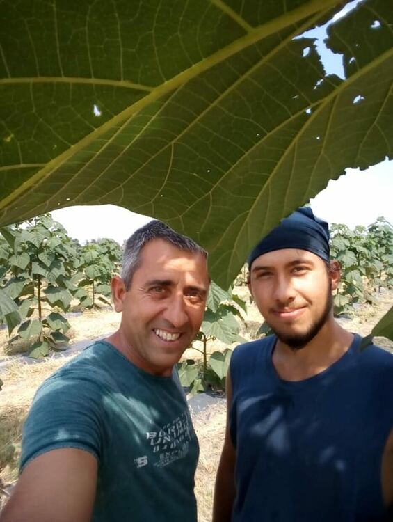 Лозан и Петър Лозеви сред една от горите пауловния