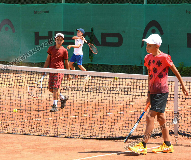 Позитивни и усмихнати Нана Гладуиш и съпругът й подкрепят сина си на кортовете в Хасково