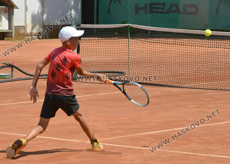 Позитивни и усмихнати Нана Гладуиш и съпругът й подкрепят сина си на кортовете в Хасково