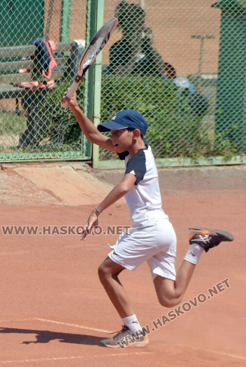 Позитивни и усмихнати Нана Гладуиш и съпругът й подкрепят сина си на кортовете в Хасково