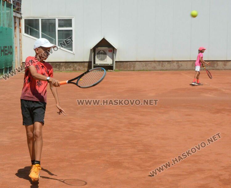 Позитивни и усмихнати Нана Гладуиш и съпругът й подкрепят сина си на кортовете в Хасково