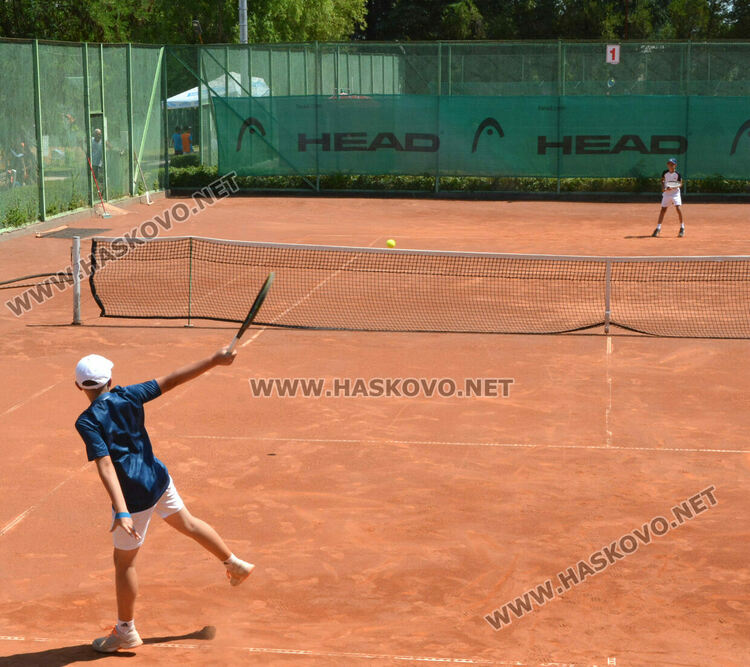 Позитивни и усмихнати Нана Гладуиш и съпругът й подкрепят сина си на кортовете в Хасково