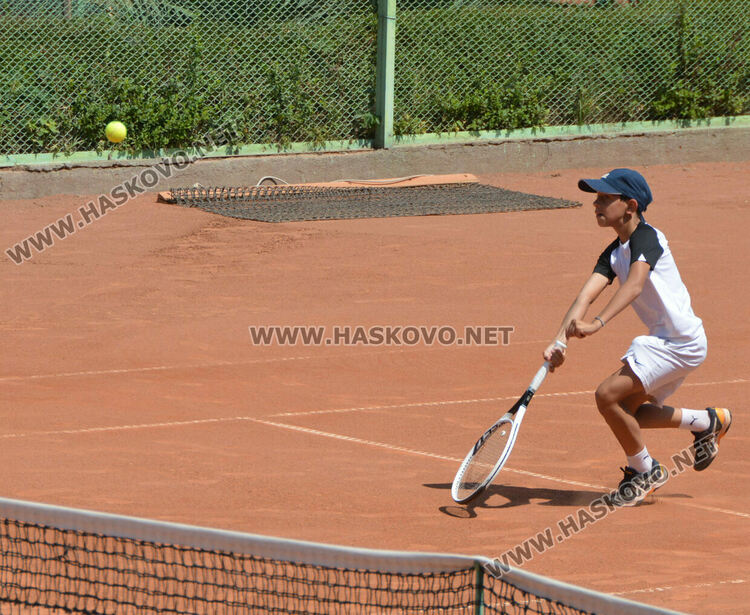 Позитивни и усмихнати Нана Гладуиш и съпругът й подкрепят сина си на кортовете в Хасково