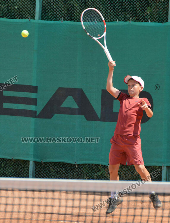 Позитивни и усмихнати Нана Гладуиш и съпругът й подкрепят сина си на кортовете в Хасково