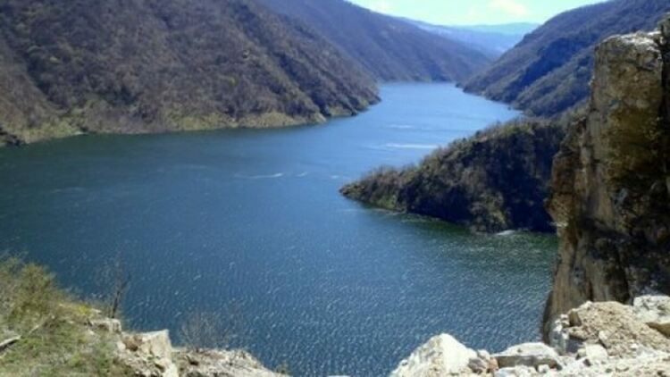 Чужденци едва не се удавиха заради контролирано изпускане на р.Въча