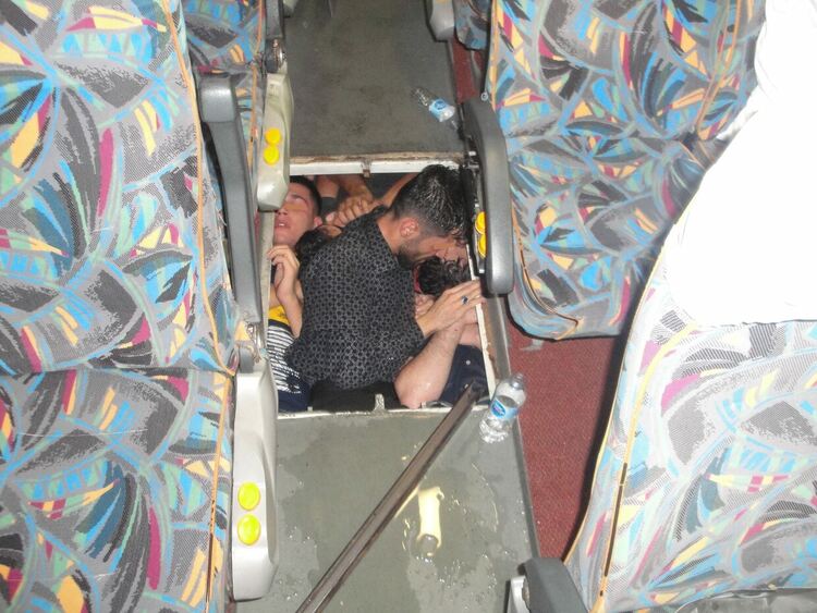 Откриха шестима имигранти в тайник на микробус