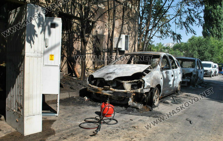 Две коли изгоряха при пожар в Хасково