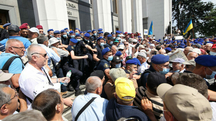 Ветерани от силовите структури щурмуваха сградата на парламента в Киев