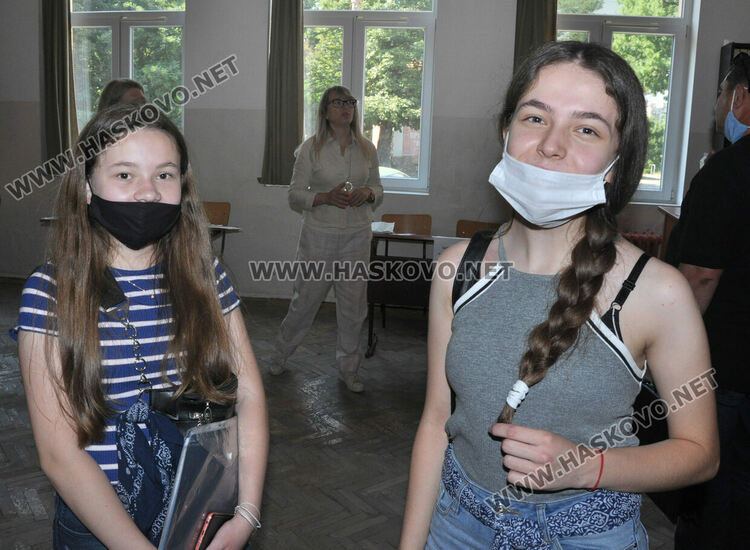 Ъшъл  Неджиб /вляво/ и сестра й Есин