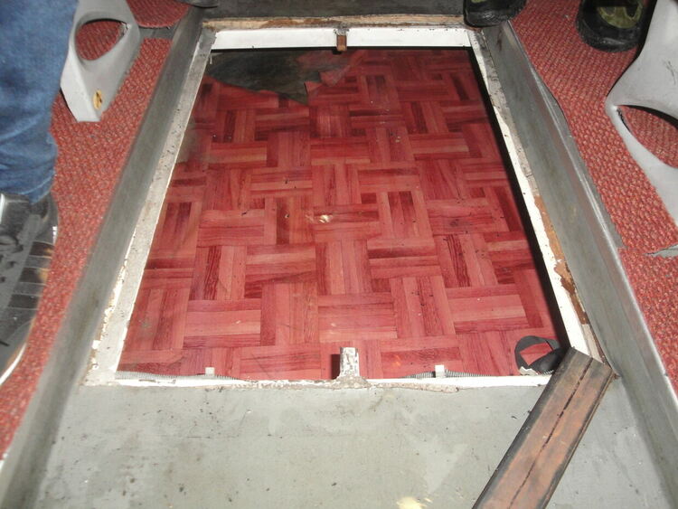 Откриха шестима имигранти в тайник на микробус