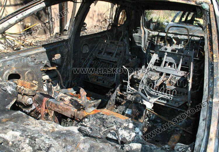 Две коли изгоряха при пожар в Хасково