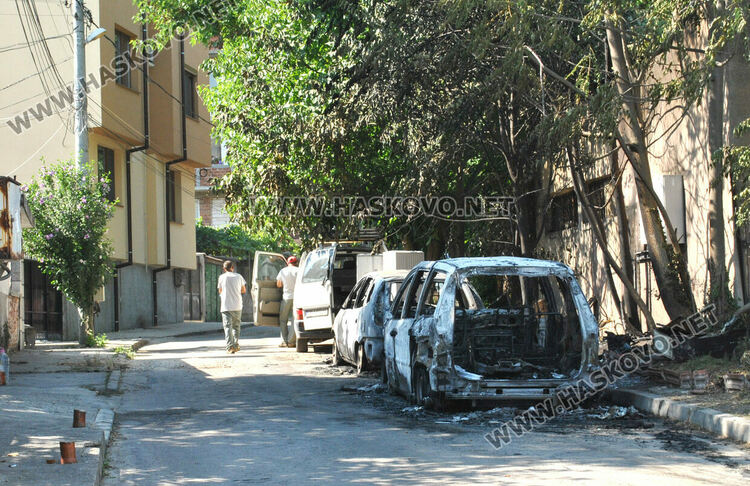 Две коли изгоряха при пожар в Хасково
