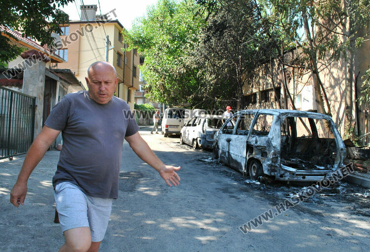Две коли изгоряха при пожар в Хасково
