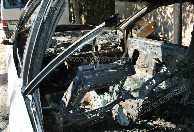 Две коли изгоряха при пожар в Хасково