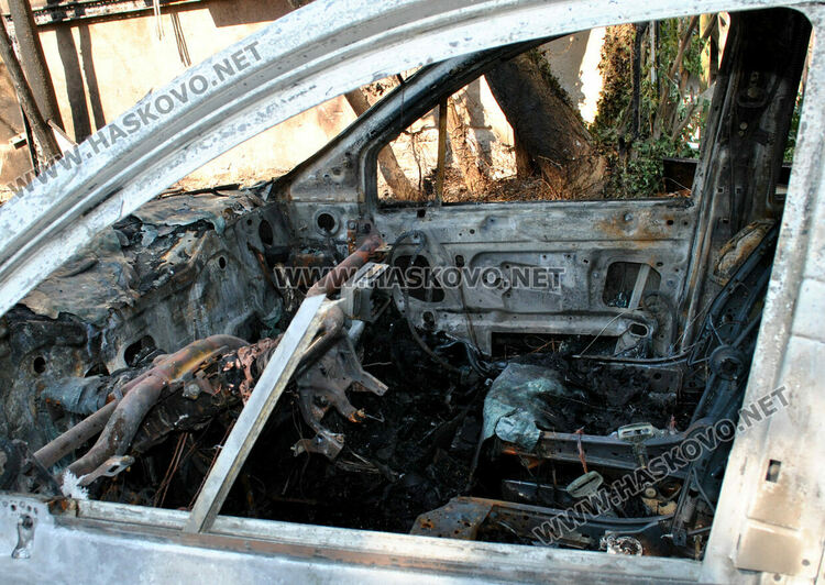 Две коли изгоряха при пожар в Хасково