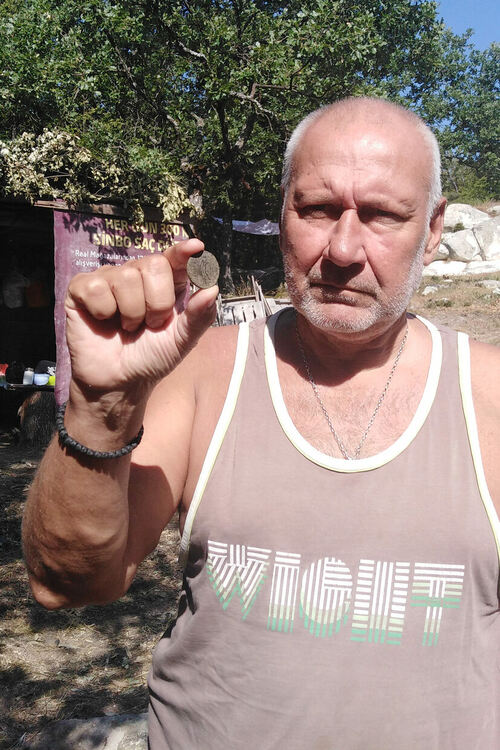 В първите дни на разкопките на Перперикон проф. Овчаров разкри епископска гробница и бронзова монета от 4-ти век