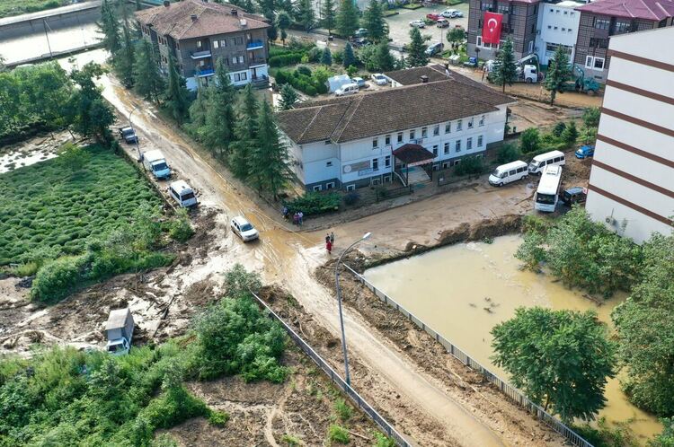 Седем души са загинали, един е изчезнал при наводненията в Североизточна Турция