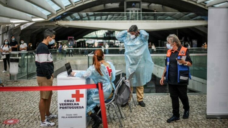Португалия регистрира над 4 хиляди новозаразени, а надеждите за икономическо възстановяване угасват