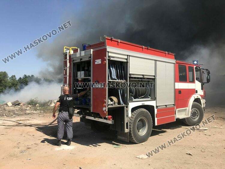 Пожар в сметището за строителни отпадъци обгази Хасково