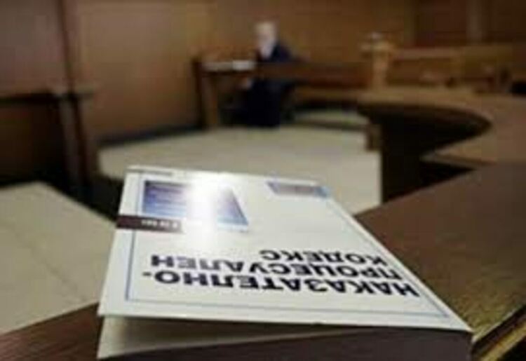 Банкова служителка на съд за присвояване на пари от старица