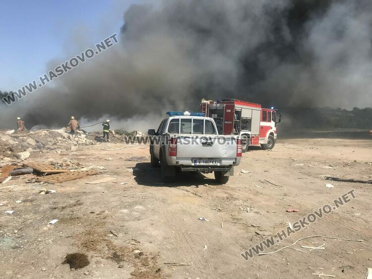 Пожар в сметището за строителни отпадъци обгази Хасково