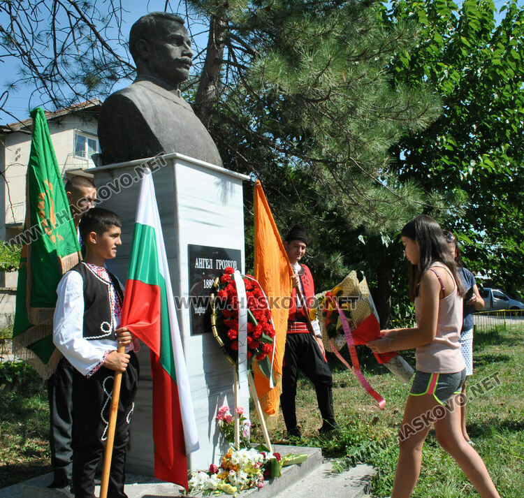 Възстановиха паметника на ябълковския дипломат Ангел Грозков