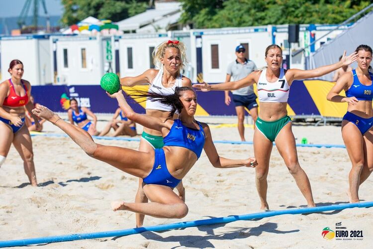 Националките ни по плажен хандбал, водени от Ирина Миладинова, с победа на Европейското във Варна