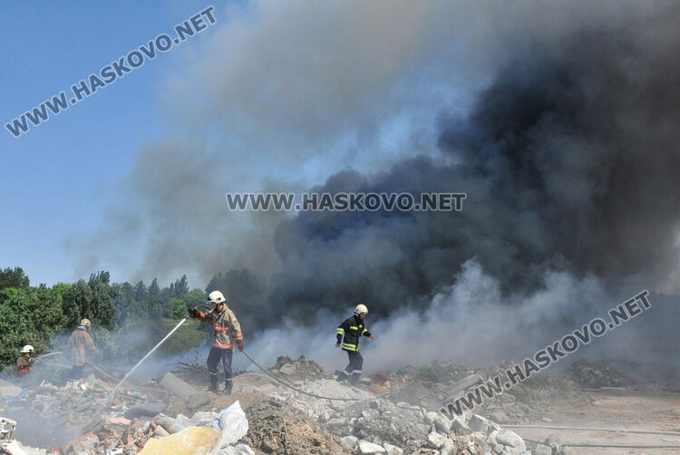Пожар в сметището за строителни отпадъци обгази Хасково