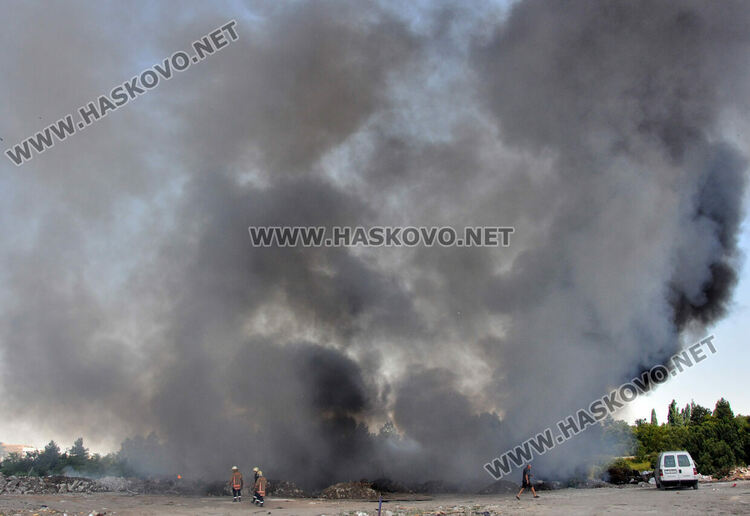 Пожар в сметището за строителни отпадъци обгази Хасково