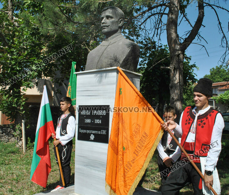 Възстановиха паметника на ябълковския дипломат Ангел Грозков