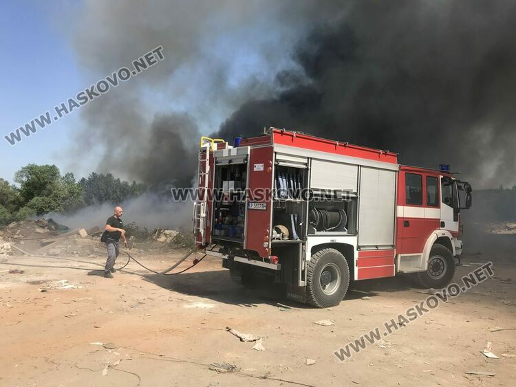 Пожар в сметището за строителни отпадъци обгази Хасково