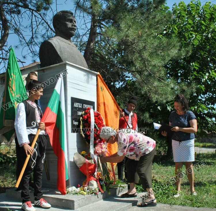 Възстановиха паметника на ябълковския дипломат Ангел Грозков