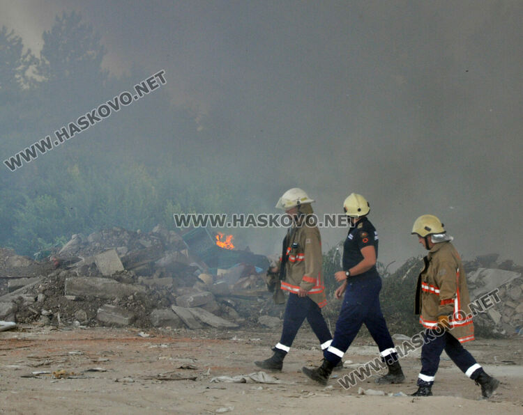Пожар в сметището за строителни отпадъци обгази Хасково
