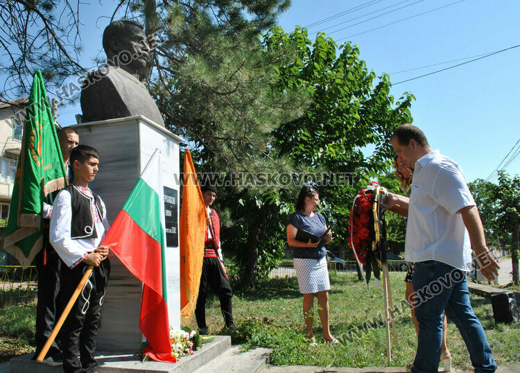 Възстановиха паметника на ябълковския дипломат Ангел Грозков