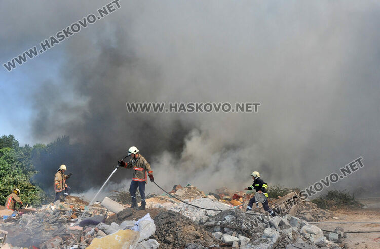 Пожар в сметището за строителни отпадъци обгази Хасково