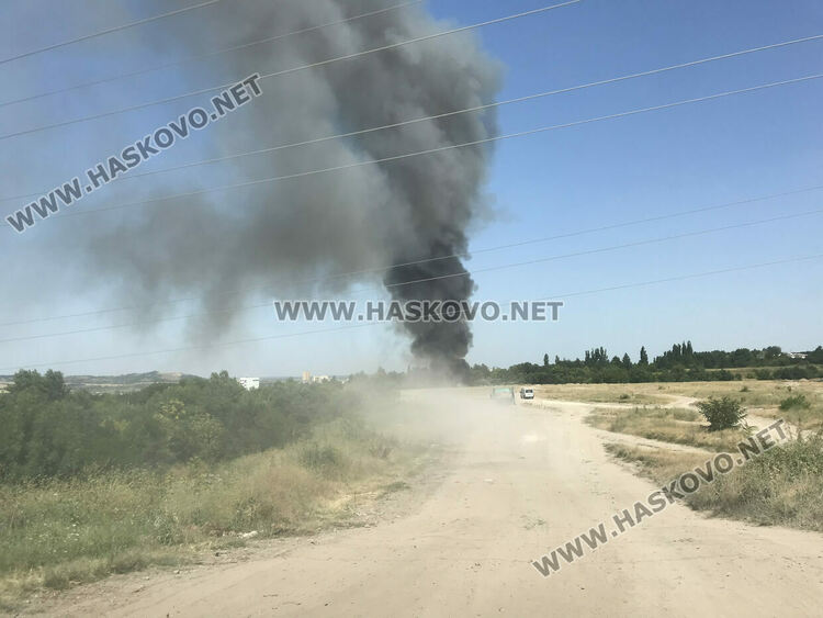 Пожар в сметището за строителни отпадъци обгази Хасково
