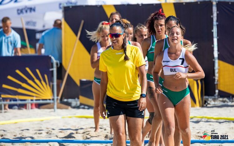 Националките ни по плажен хандбал, водени от Ирина Миладинова, с победа на Европейското във Варна