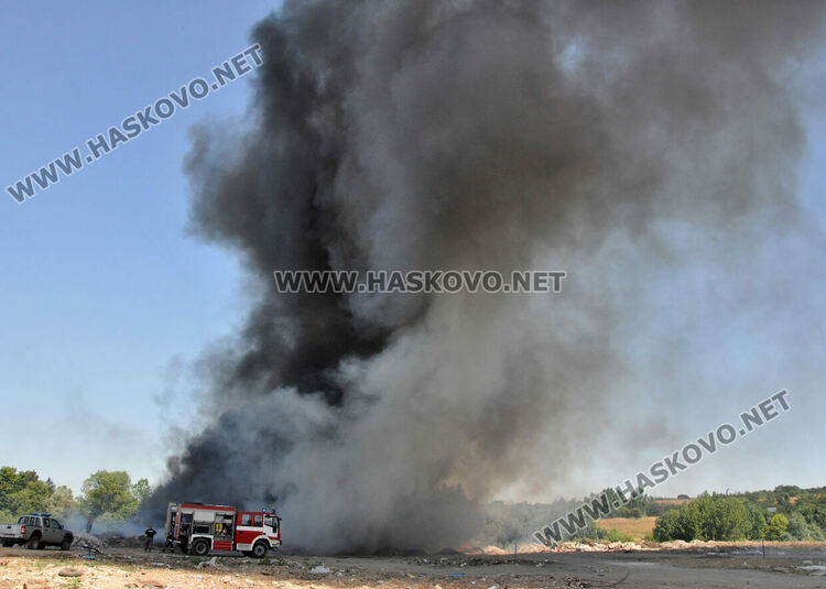 Пожар в сметището за строителни отпадъци обгази Хасково