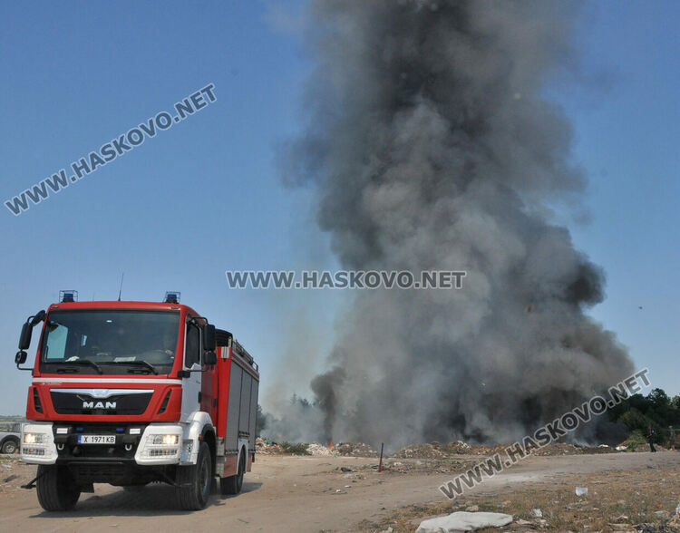 Пожар в сметището за строителни отпадъци обгази Хасково